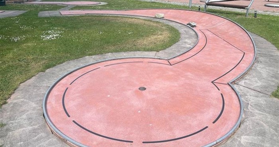 V Chebu proběhla oprava betonových minigolfových drah