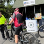 Bezpečně na kole. Policistky radí cyklistům po celém kraji
