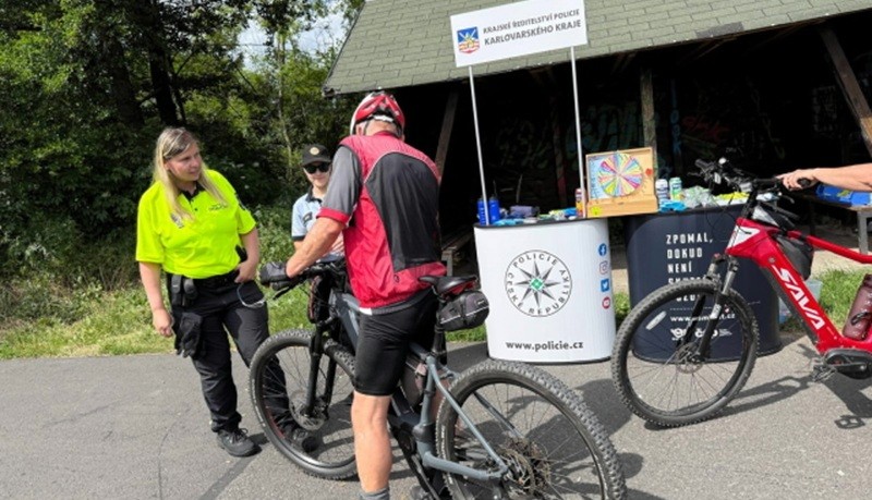 Bezpečně na kole. Policistky radí cyklistům po celém kraji