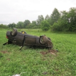 Dopravní nehoda u Karlových Varů. Auto skončilo na střeše