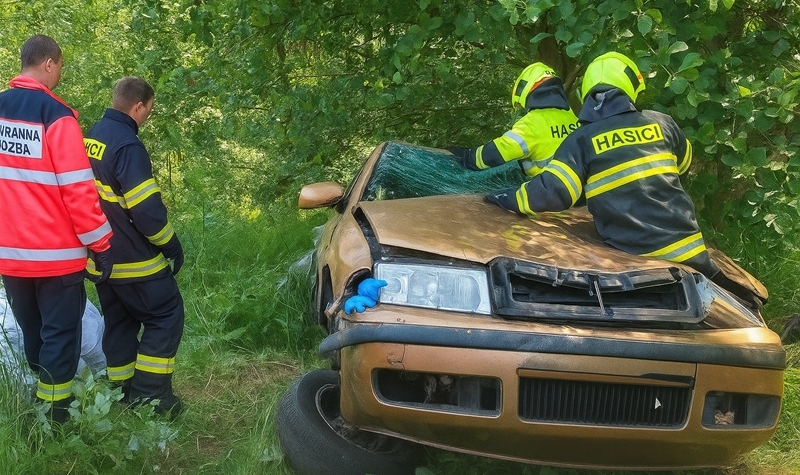 Dopravní nehoda uzavřela dálnici D6 u Sokolova, dvě osoby byly zraněny