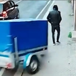 Odpojený přívěsný vozík srazil muže na chodníku. Byl letecky transportován do nemocnice