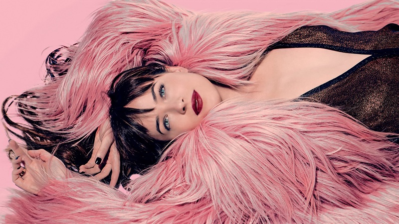 Dakota Johnson ve Varech: Bučení místo potlesku.