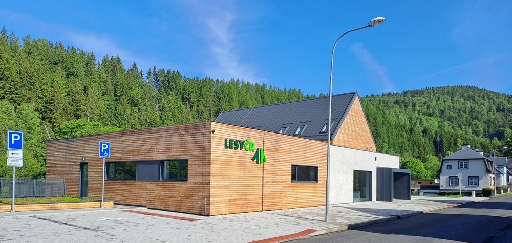 Lesy ČR mají v obci Stříbrná novou ekologickou budovu