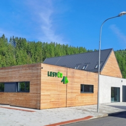 Lesy ČR mají v obci Stříbrná novou ekologickou budovu