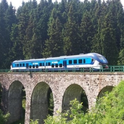 Na železniční trať do Potůčků se vrátily vlaky