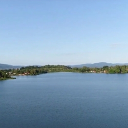 Voda ve Velkém rybníku u Hroznětína není vhodná ke koupání