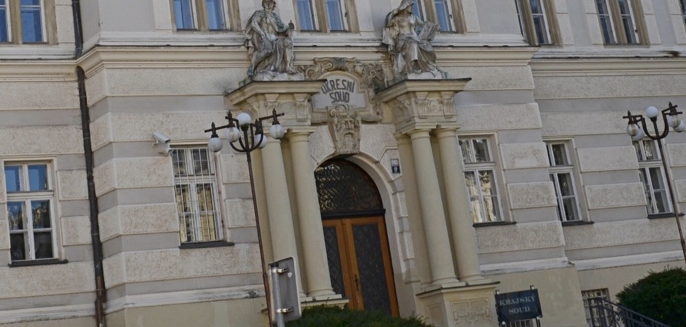 Psa vyhodil z okna u soudu dostal ctyri roky vezeni Psa vyhodil z okna, u soudu dostal čtyři roky vězení