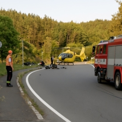 Ve Žluticích se srazil motorkář s autem. Letěl pro něj vrtulník
