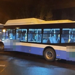 Policie hledá svědky srážky autobusu s autem v Karlových Varech
