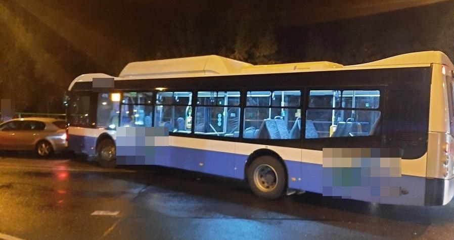 Policie hledá svědky srážky autobusu s autem v Karlových Varech