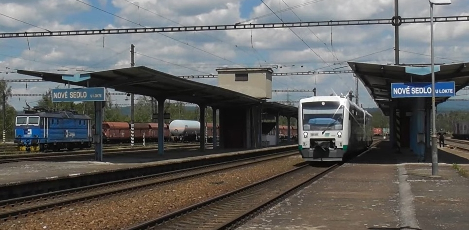 Porucha zastavila vlaky mezi Novym Sedlem a Karlovymi Vary Porucha zastavila vlaky mezi Novým Sedlem a Karlovými Vary