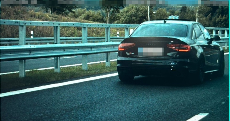 Silnici si spletl se zavodnim okruhem. Kolem policistu projel rychlosti temer 200 km za hodinu Silnici si spletl se závodním okruhem. Kolem policistů projel rychlostí téměř 200 km/h.