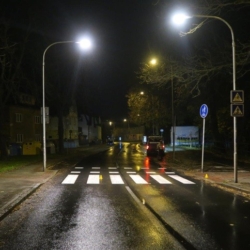 Neznámý řidič srazil v Karlových Varech chodkyni