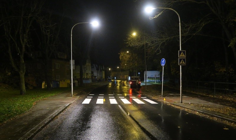 Neznámý řidič srazil v Karlových Varech chodkyni