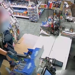 Útočník pořezal prodavačku motorovou pilou