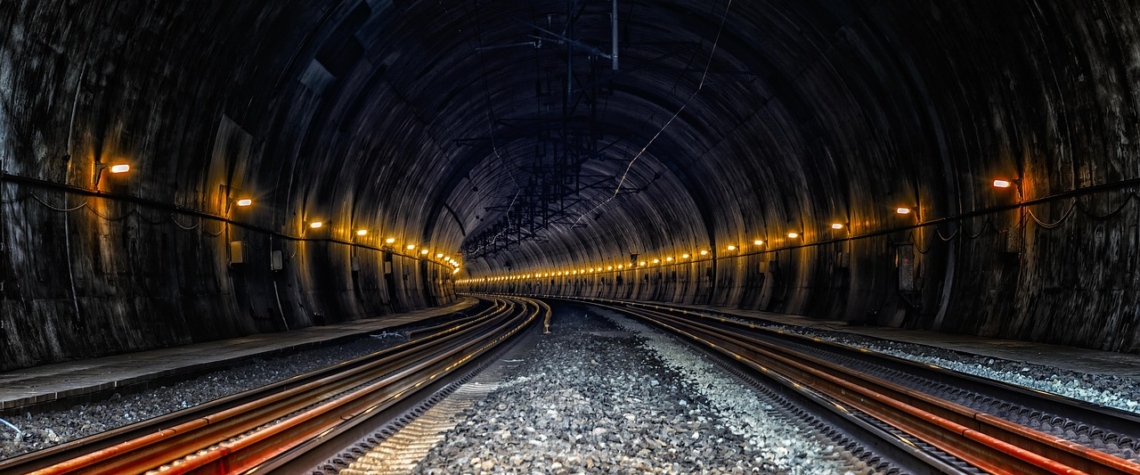 Vlak v tunelu v Karlových Varech usmrtil člověka