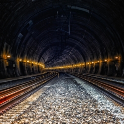 Vlak v tunelu v Karlových Varech usmrtil člověka