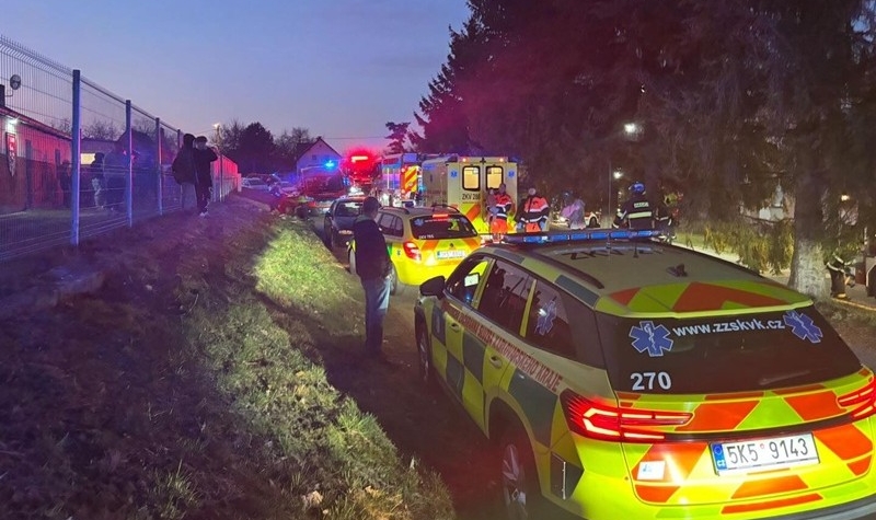 Hasiči zasahovali u požáru bytového domu v Lubech