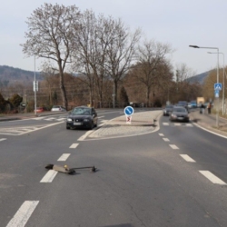 Policisté hledají svědky srážky elektrokoloběžky s autem v obci Dolní Žďár
