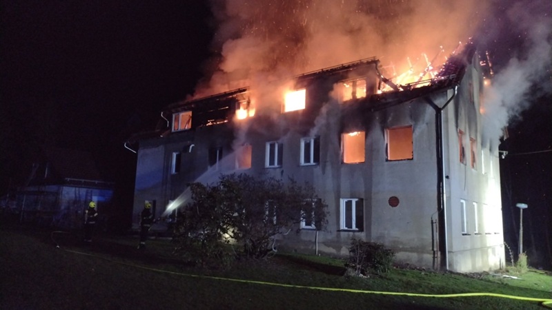 Obytný dům v Nové Roli zachvátil požár. Příčinou může být baterie na golfový vozík