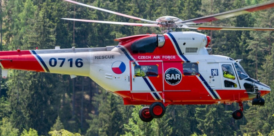 Řidič naboural u Nového Sedla do stromu