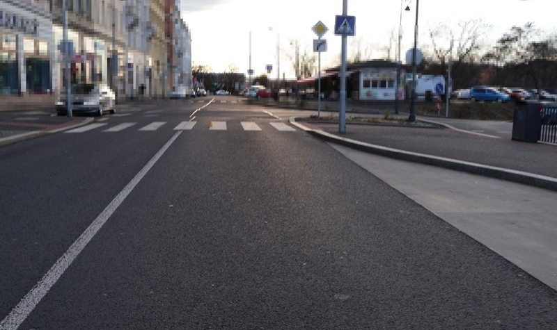 Řidič v Karlových Varech srazil chodce a z místa nehody odjel. Policie hledá svědky