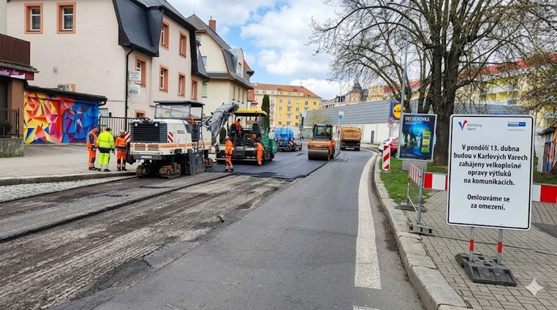 V Karlových Varech začínají opravy výtluků na komunikacích