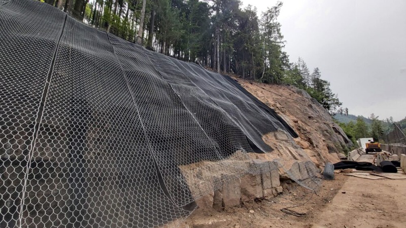 Začala sanace skalního svahu u vodní nádrže v Březové